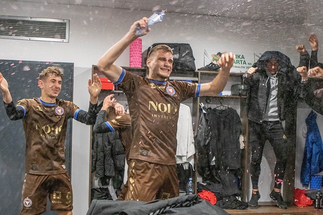 51岁逆龄神话引争议！拉尔萨塑形秘籍首曝光，卡戴珊家族连夜取关.